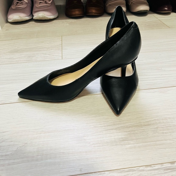 Marc Fisher Pumps - Picture 2 of 8